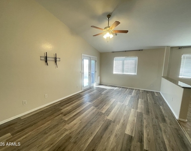 24403 N Oasis Boulevard - Photo Thumbnail 9