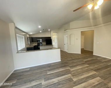 24403 N Oasis Boulevard - Photo Thumbnail 11