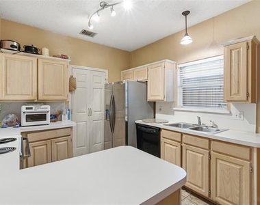 1701 Creekway Drive - Photo Thumbnail 6