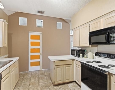 1701 Creekway Drive - Photo Thumbnail 8