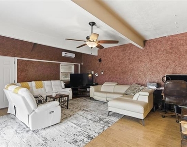 1701 Creekway Drive - Photo Thumbnail 11