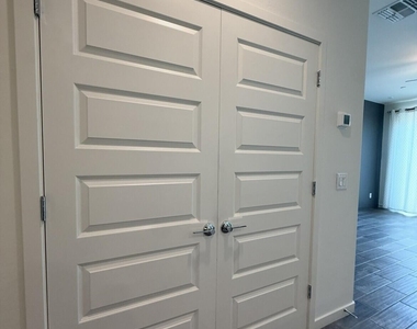 4038 E Erie Street - Photo Thumbnail 4