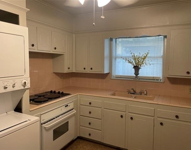 725 Elmwood Drive - Photo Thumbnail 4