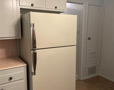 725 Elmwood Drive - Photo Thumbnail 6