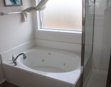 1608 Broadmoor Drive - Photo Thumbnail 8