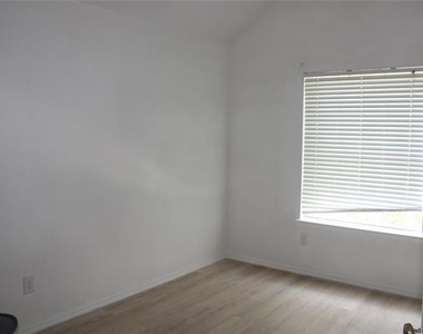 1608 Broadmoor Drive - Photo Thumbnail 11