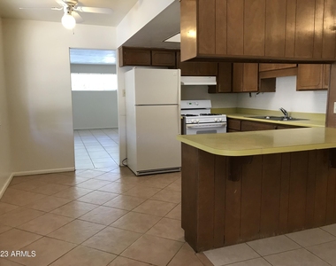 529 W 17th Place - Photo Thumbnail 3