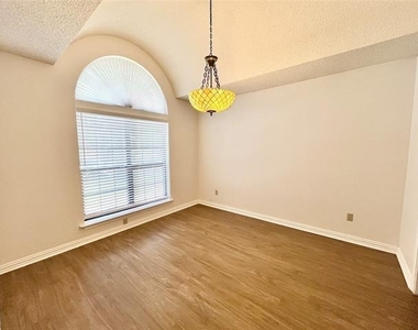 6105 Paradise Drive - Photo Thumbnail 2