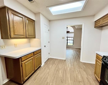 6105 Paradise Drive - Photo Thumbnail 3