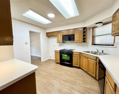 6105 Paradise Drive - Photo Thumbnail 6