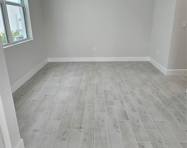5461 Empire Drive - Photo Thumbnail 9