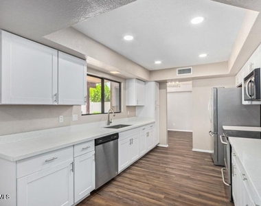 6920 W Morrow Drive - Photo Thumbnail 15