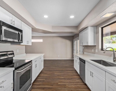 6920 W Morrow Drive - Photo Thumbnail 17