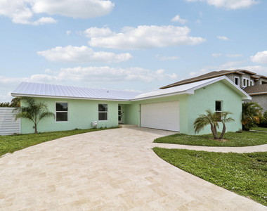 2443 E Edgewater Drive - Photo Thumbnail 3