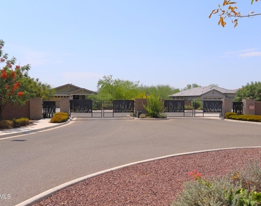 9210 W Willow Bend Lane - Photo Thumbnail 29