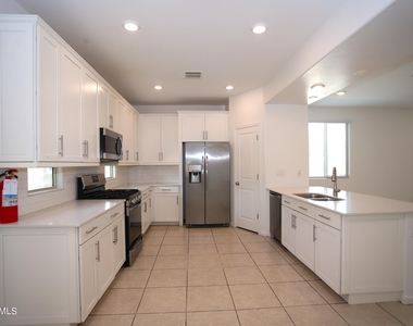 9210 W Willow Bend Lane - Photo Thumbnail 8