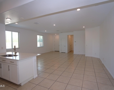 9210 W Willow Bend Lane - Photo Thumbnail 7