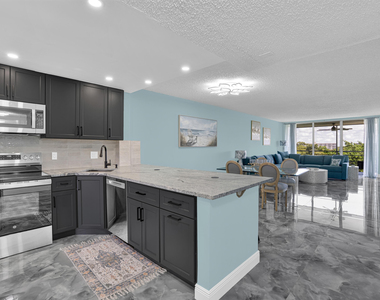 4015 W Palm Aire Drive - Photo Thumbnail 4