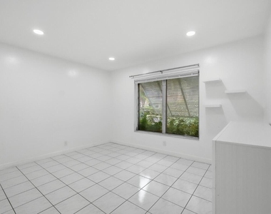1201 N Victoria Park Road - Photo Thumbnail 8