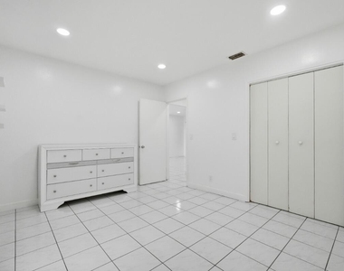1201 N Victoria Park Road - Photo Thumbnail 10
