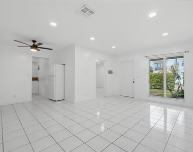 1201 N Victoria Park Road - Photo Thumbnail 3