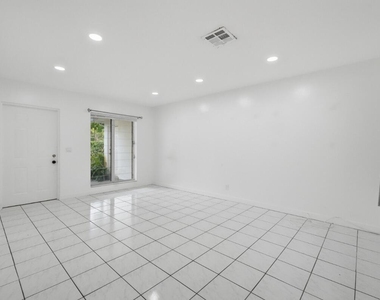 1201 N Victoria Park Road - Photo Thumbnail 4