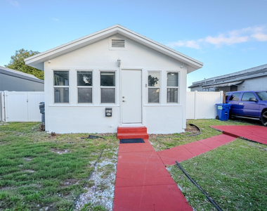 521 S 24th Avenue - Photo Thumbnail 1