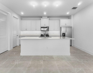 888 Sw Newfield Avenue - Photo Thumbnail 1