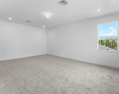 888 Sw Newfield Avenue - Photo Thumbnail 4
