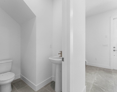 888 Sw Newfield Avenue - Photo Thumbnail 9
