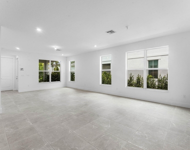 888 Sw Newfield Avenue - Photo Thumbnail 2