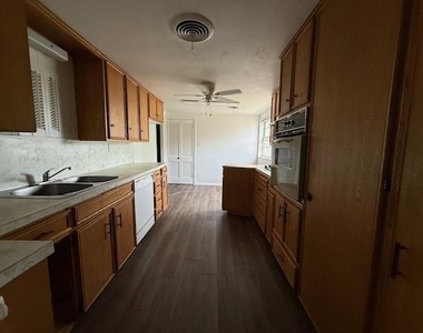 2510 Marshall Street - Photo Thumbnail 6