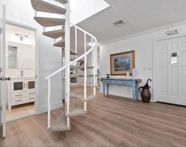 941 Ocean Drive - Photo Thumbnail 5