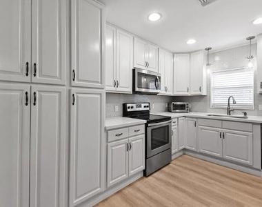 941 Ocean Drive - Photo Thumbnail 8