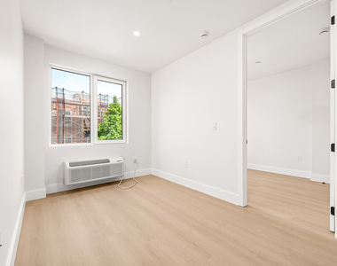 102 E 53rd St - Photo Thumbnail 3