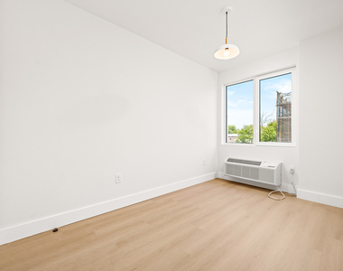 102 E 53rd St - Photo Thumbnail 1