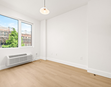 102 E 53rd St - Photo Thumbnail 2
