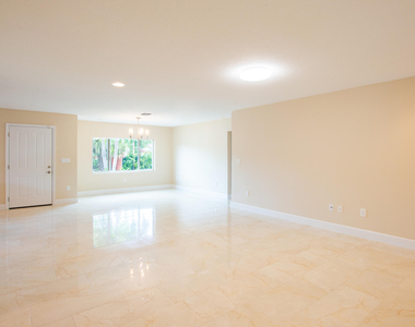 364 Orange Way - Photo Thumbnail 9