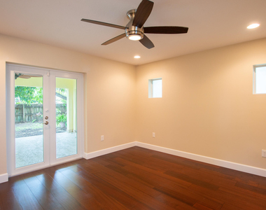 364 Orange Way - Photo Thumbnail 13