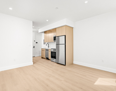 102 E 53rd St - Photo Thumbnail 1