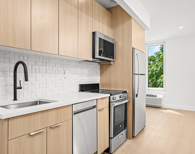 102 E 53rd St - Photo Thumbnail 4