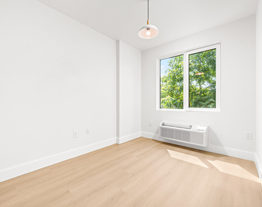 102 E 53rd St - Photo Thumbnail 2