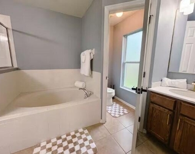 302 Ne Greenbrier Avenue - Photo Thumbnail 24