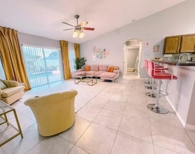302 Ne Greenbrier Avenue - Photo Thumbnail 2