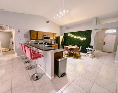 302 Ne Greenbrier Avenue - Photo Thumbnail 11
