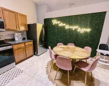 302 Ne Greenbrier Avenue - Photo Thumbnail 8