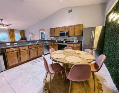 302 Ne Greenbrier Avenue - Photo Thumbnail 9