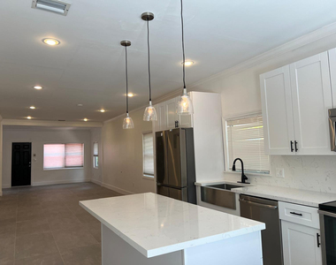 45 Ne 50th Street - Photo Thumbnail 2