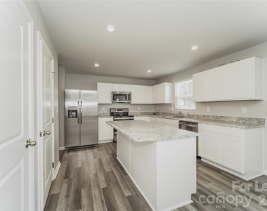 1017 Jeffrey Court Sw - Photo Thumbnail 3