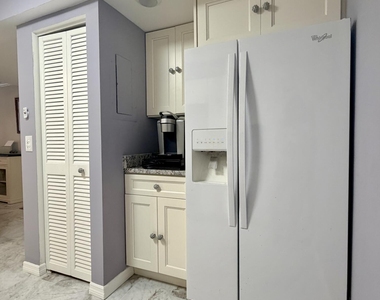 2425 Presidential Way - Photo Thumbnail 2
